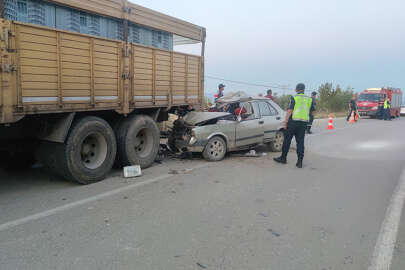 Otomobil kamyona arkadan çarptı; 1 ölü, 1 yaralı
