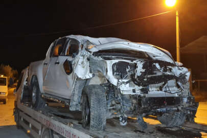 Refüje çarpan otomobilde sıkışan sürücü hayatını kaybetti