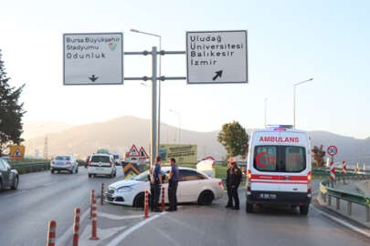 Bariyerlere çarpan genç sürücü hayatını kaybetti