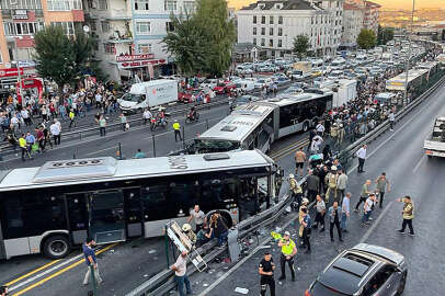 Metrobüs hattında zincirleme kaza; 107 yaralı