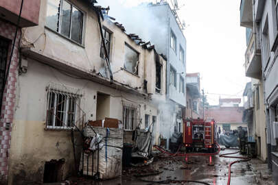 İki katlı bina yangında kullanılamaz hale geldi