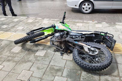 Minibüsün çarptığı motosikletin sürücüsü ağır yaralandı