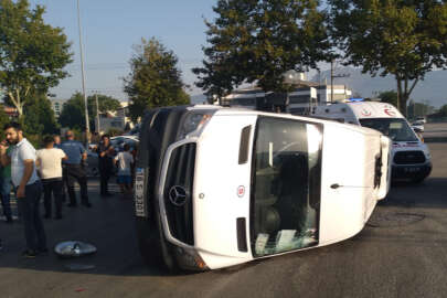 Servis minibüsü ile otomobilin çarpıştığı kazada 4 kişi yaralandı