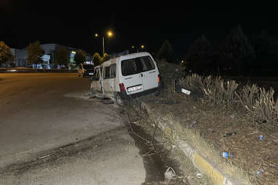 Bariyerlere ve ağaca çarpan aracın sürücüsü ağır yaralandı
