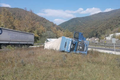 Mezitler'de devrilen tırın sürücüsü yaralandı