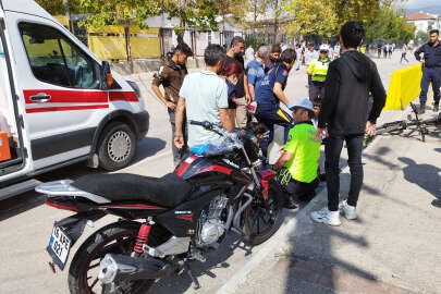 Motosikletle bisiklet çarpıştı; 3 lise öğrencisi yaralı