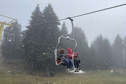 Kış yüzünü gösterdi; Uludağ'a mevsimin ilk karı düştü