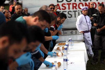 Yarışmada hızlı yemekten baklavanın tadını alamadılar