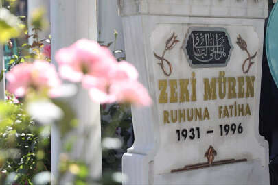 Zeki Müren vefatının 26'ncı yılında kabri başında anıldı