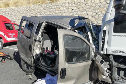 Malatya'da tırla hafif ticari araç çarpıştı, 6 kişi hayatını kaybetti