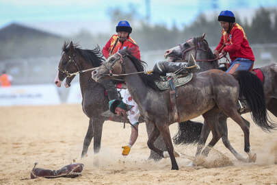 Kökbörü; At üzerinde oğlak yakalama oyunu