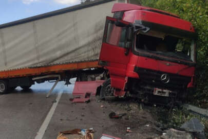 Bursa-Ankara karayolunda bariyere çarpan tır yolu kapattı