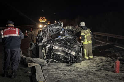 Kamyona arkadan çarpan otomobil hurdaya döndü; 1 ölü