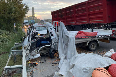 Bursa'da tırla kamyonetin çarpıştığı kazada 3 kişi yaralandı