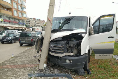 Mudanya'da işçi servisi elektrik direğine çarptı; 6 yaralı