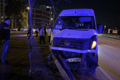 Bursa'da işçi servisi ile kamyonet çarpıştı; 4 yaralı