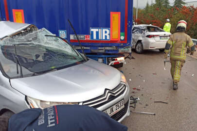 Bursa’daki zincirleme kazada 3 otomobil tırın dorsesine çarptı; 2 ölü