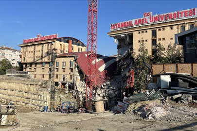 İnşaatın istinat duvarı çökünce özel üniversitenin 3 katlı binası da çöktü