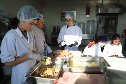 Meslek liseliler köy okullarındaki öğrenciler için yemek pişiriyor