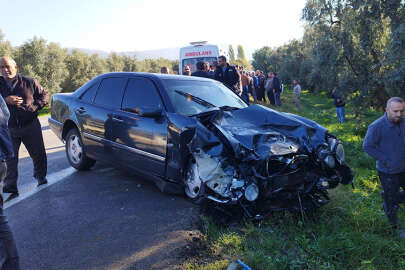 Traktöre çarpan otomobildeki 3 kişi yaralandı