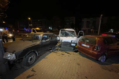 Bursa'da park halindeki 3 araca çarpan sürücü kaçtı