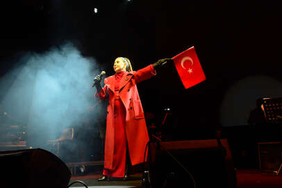 Sanatçı Nilüfer'den Bursa'da Cumhuriyet konseri