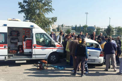 Karacabey'de ambulans ile otomobil çarpıştı; Anne hayatını kaybetti