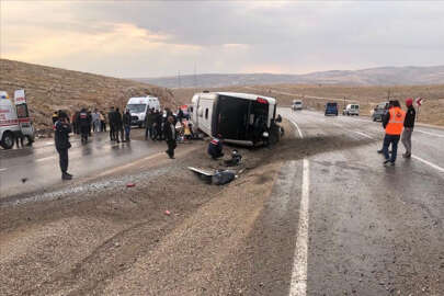 Sivas'ta düzensiz göçmenleri taşıyan otobüs devrildi; 2 ölü, 27 yaralı