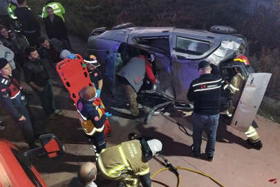 Takla atarak iki araca çarpıp duran otomobilin sürücüsü yaralandı