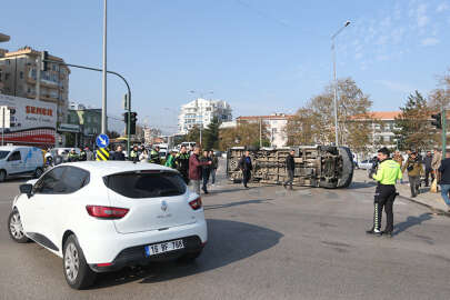Bursa’da otomobilin çarptığı minibüs devrildi
