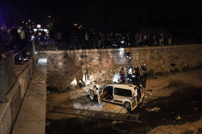 Dereye devrilen hafif ticari araçtaki 2 kişi yaralandı