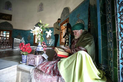İngiliz ressam Lewis'in Yeşil Türbe'deki tablosunu 153 yıl sonra aynı yerde fotoğrafladı