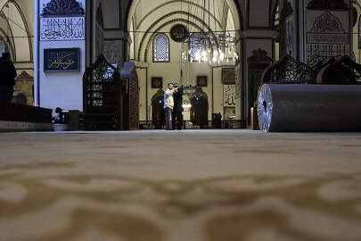Ulu Cami'nin halıları değiştiriliyor