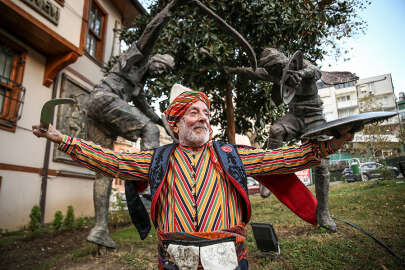 92 yaşında, 66 yıldır kılıç kalkan oynuyor