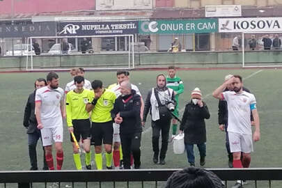 Parmağı kırılan hakem, maçı yönetmeye devam etti