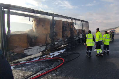 Otoyolda rulo karton yüklü tırın dorsesi yandı