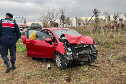 Kamyonetle otomobil çarpıştı, 4 kişi yaralandı