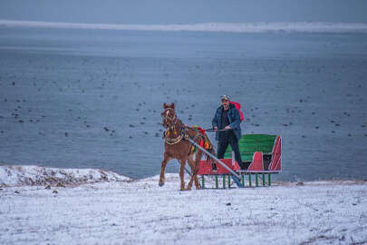 Kızakçılar Çıldır Gölü'nün donmasını bekliyor