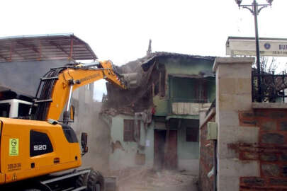 Osmangazi'de üç metruk bina belediye ekiplerince yıkıldı