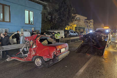 Otomobil kazada ikiye bölündü; 1 ölü