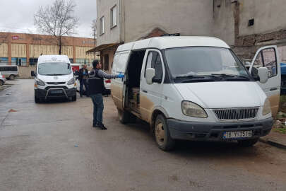 Hırsızlık için girdiği minibüste mahsur kaldı