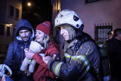 Yanan metruk binada mahsur kalan kadını itfaiye ekipleri kurtardı