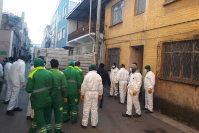 Kötü koku nedeniyle şikayet edilen ev çöplerden temizlendi