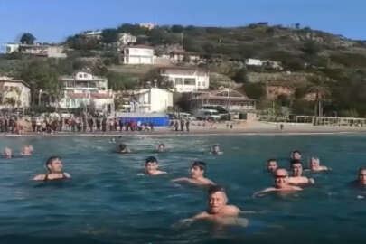 Sıcaklık 20 dereceyi buldu; Vatandaşlar yeni yılın ilk gününde denize girdi