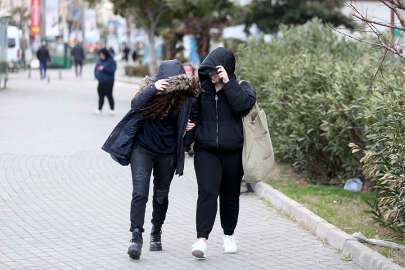 Vatandaşlar yürümekte zorluk çekti; Bursa'da kuvvetli lodos etkili oluyor