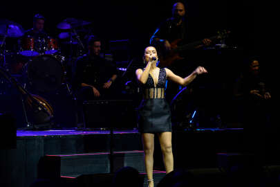 Şarkıcı Tuğba Yurt'tan Bursa'da konser