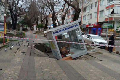 Yalova Çınarcık'ta kaldırım çöktü