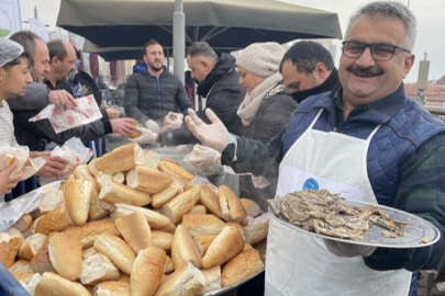Bursa'da Rizeliler Derneğinin etkinliğinde 1 ton hamsi pişirildi