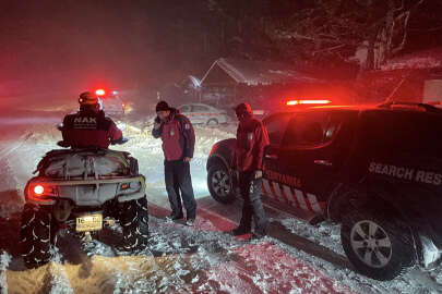 Uludağ'da etkili olan kar ve tipi ulaşımı olumsuz etkiliyor