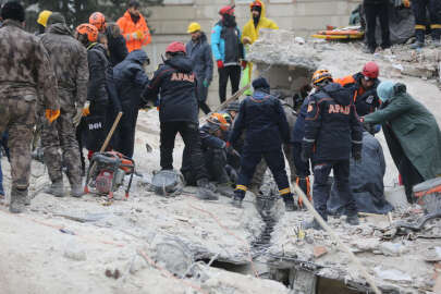 Depremin 2. günü; Hayatını kaybedenlerin sayısı 5 bin 894'e yükseldi